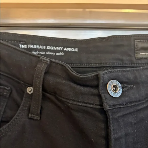 AG “Farrah” High Rise Ankle Skinny in Black size 29
