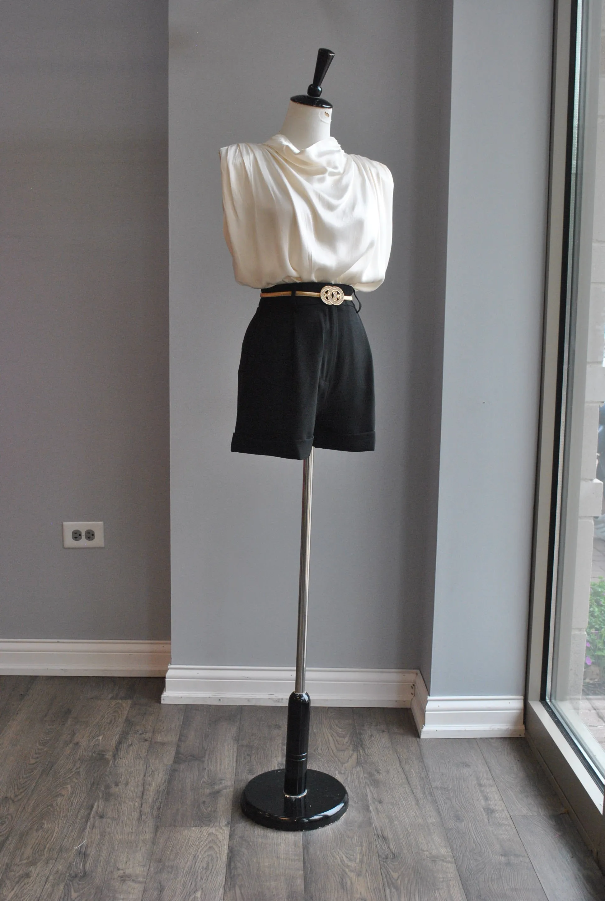BLACK SHORTS WITH SIDE POCKETS