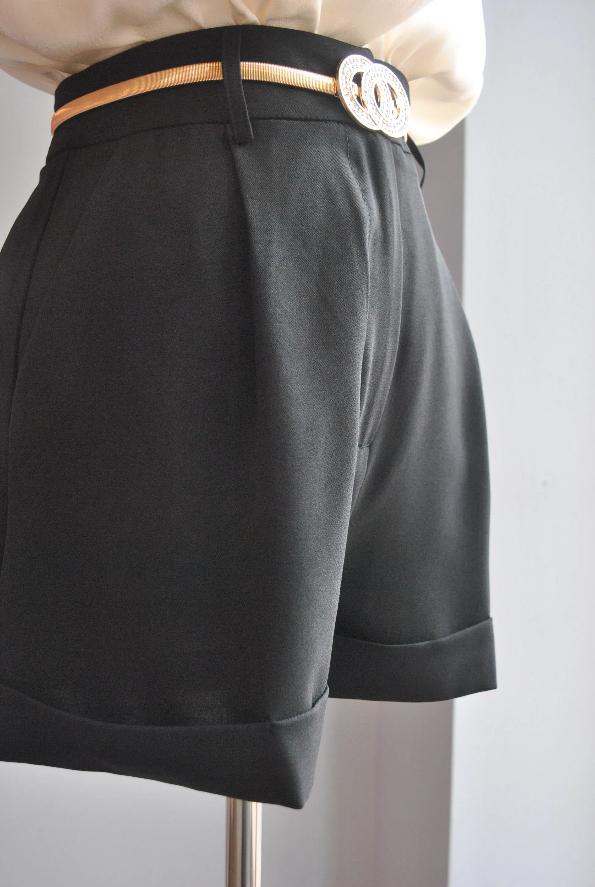 BLACK SHORTS WITH SIDE POCKETS