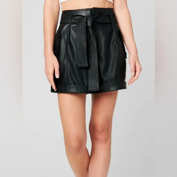 BLANK NYC hold me short. Size 25. NWT