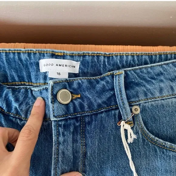 Good American Bombshell Jean Shorts Raw Hem Blue 686 Size 15 NWT $119