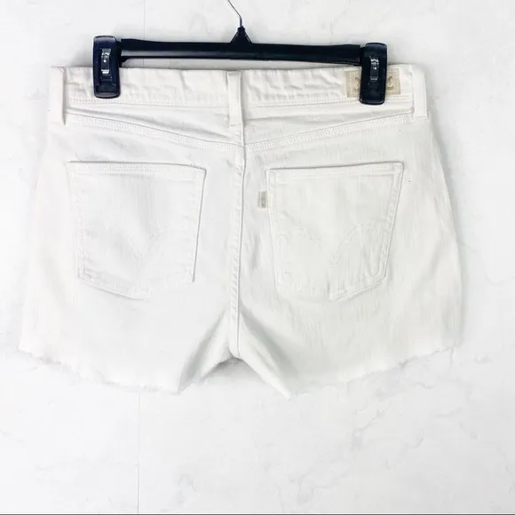 [Levi’s] White Raw Hem Jean Shorts