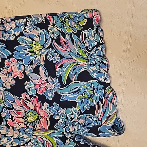 Lilly Pulitzer shorts scalloped hem, blue floral pineapple print sz 10