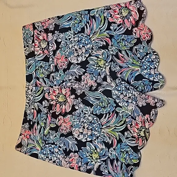 Lilly Pulitzer shorts scalloped hem, blue floral pineapple print sz 10