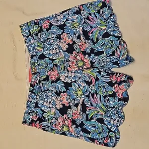Lilly Pulitzer shorts scalloped hem, blue floral pineapple print sz 10