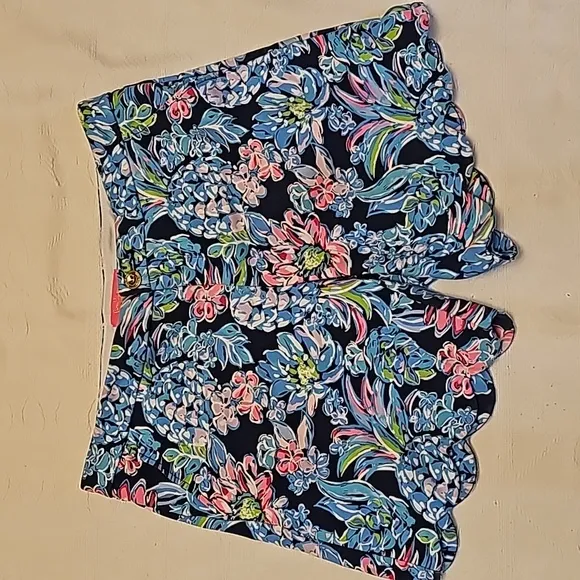 Lilly Pulitzer shorts scalloped hem, blue floral pineapple print sz 10