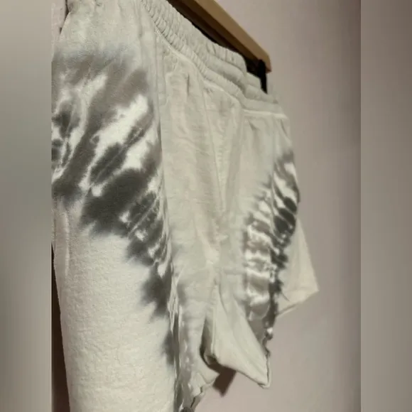 NWOT Beyond Yoga Tie Dye Come Through Shorts - Gray Tie Dye