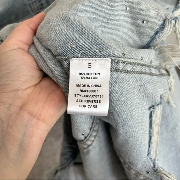 NWT VEVERET STUDDED CROPPED DENIM JACKET LIGHT WASH SIZE SMALL