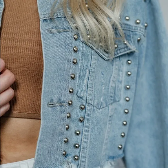 NWT VEVERET STUDDED CROPPED DENIM JACKET LIGHT WASH SIZE SMALL