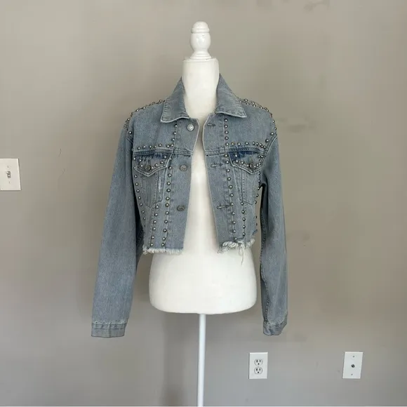 NWT VEVERET STUDDED CROPPED DENIM JACKET LIGHT WASH SIZE SMALL