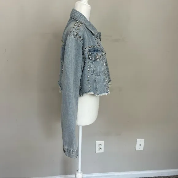 NWT VEVERET STUDDED CROPPED DENIM JACKET LIGHT WASH SIZE SMALL