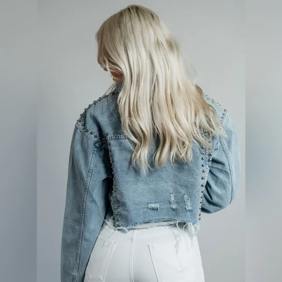 NWT VEVERET STUDDED CROPPED DENIM JACKET LIGHT WASH SIZE SMALL