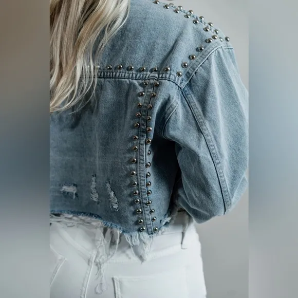 NWT VEVERET STUDDED CROPPED DENIM JACKET LIGHT WASH SIZE SMALL