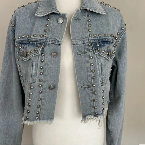 NWT VEVERET STUDDED CROPPED DENIM JACKET LIGHT WASH SIZE SMALL