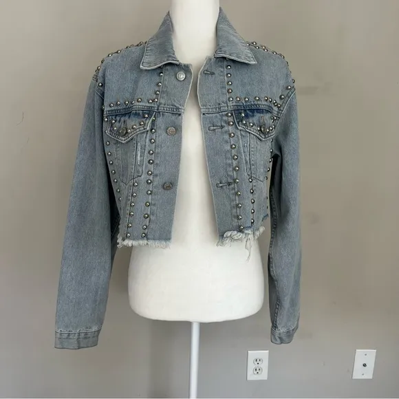 NWT VEVERET STUDDED CROPPED DENIM JACKET LIGHT WASH SIZE SMALL