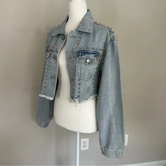 NWT VEVERET STUDDED CROPPED DENIM JACKET LIGHT WASH SIZE SMALL