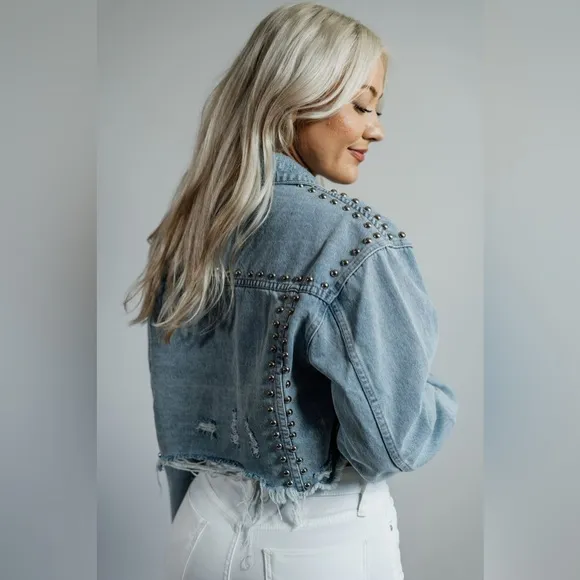 NWT VEVERET STUDDED CROPPED DENIM JACKET LIGHT WASH SIZE SMALL