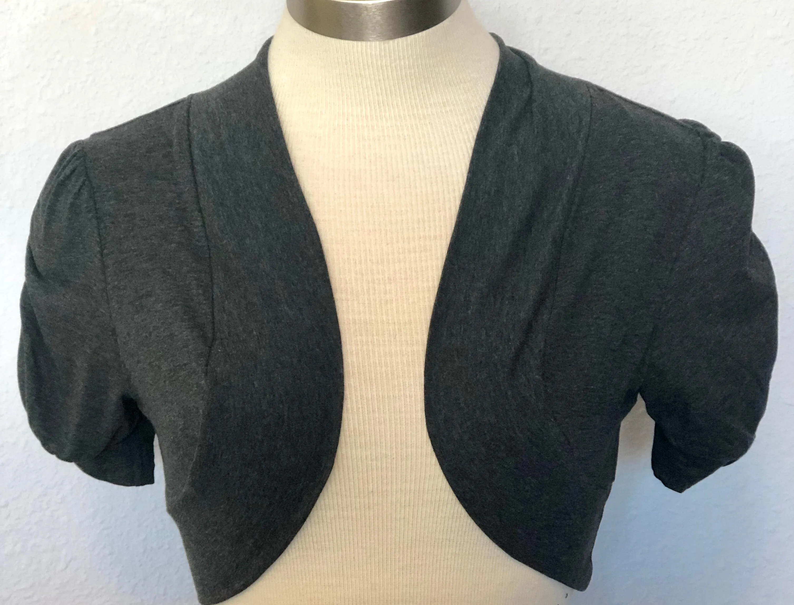 SHORT SLEEVE CROPPED SHRUG