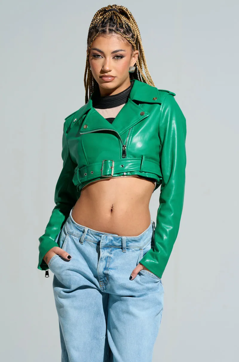 TRIO ESSENTIAL CROPPED MOTO IN GREEN